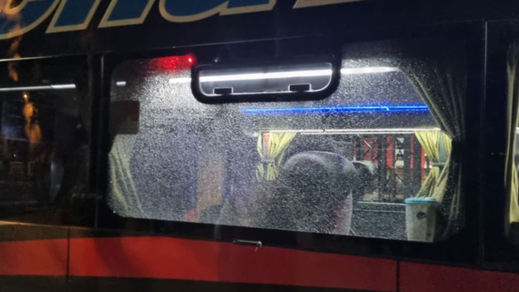 Una mujer atacó a piedrazos el micro de Unión tras el partido con Estudiantes en UNO