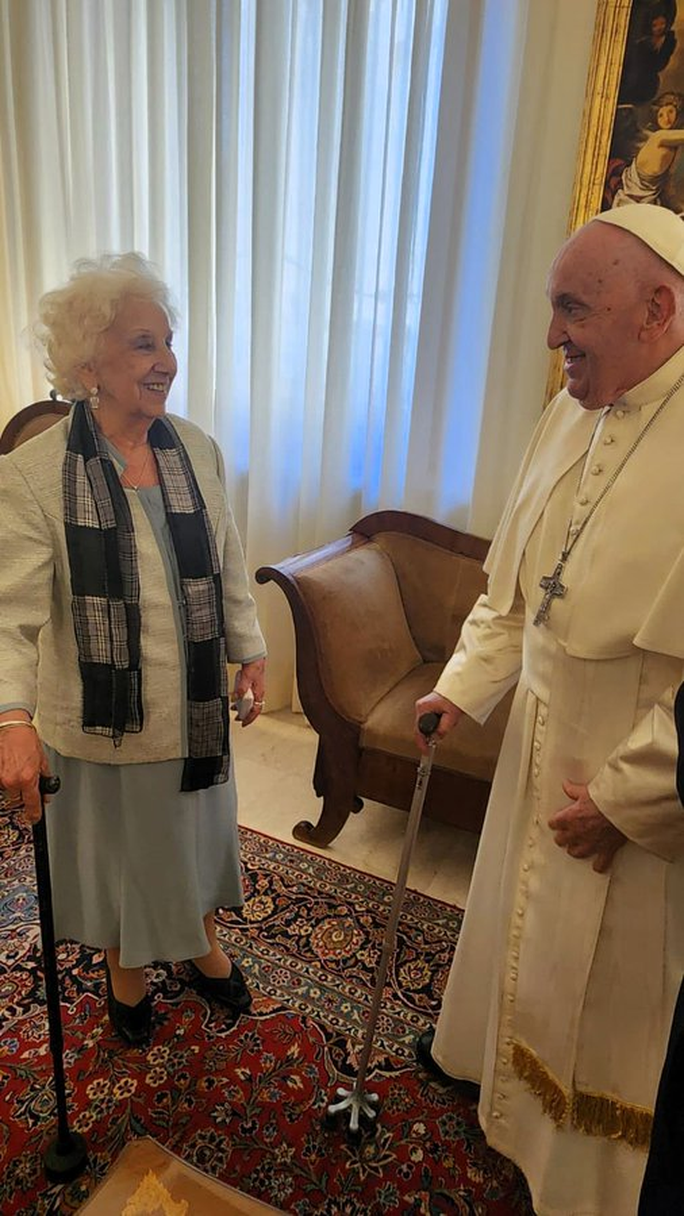 El papa Francisco recibió a Estela de Carlotto en el Vaticano luego de que distinguieran la lucha de las Abuelas de Plaza de Mayo.