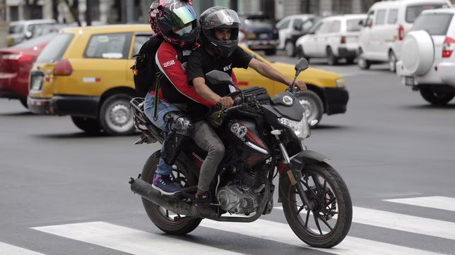 al ritmo de la crisis economica, los viajes en moto de las apps de transporte ganan terreno en la plata