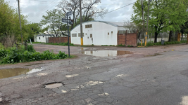 vecinos de un barrio de las afueras de la plata reclaman por calles destrozadas y casi intransitables