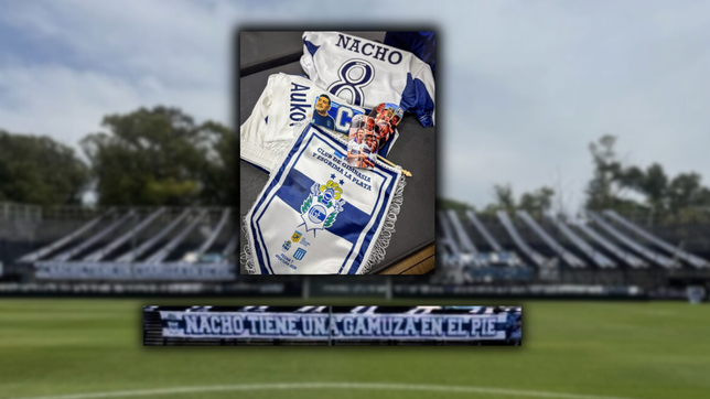 una bandera con la frase de maradona y la cinta de capitan: la vuelta de nacho fernandez al bosque