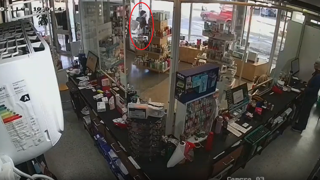 una joven destrozo la vidriera de una farmacia tras una fuerte discusion con una empleada