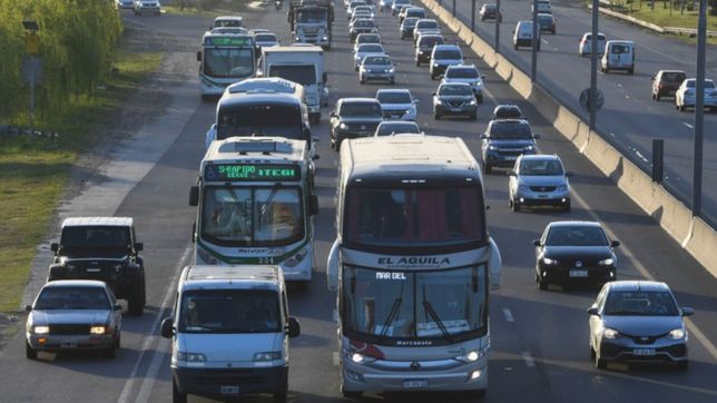 transito intenso y demoras en la autopista por un choque en el regreso a la plata