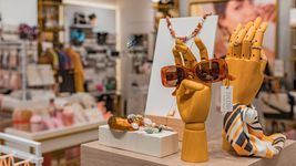 una joven intento robar accesorios de un local de city bell pero la descubrieron y termino detenida una joven intento robar accesorios de un local de city bell pero la descubrieron y termino detenida