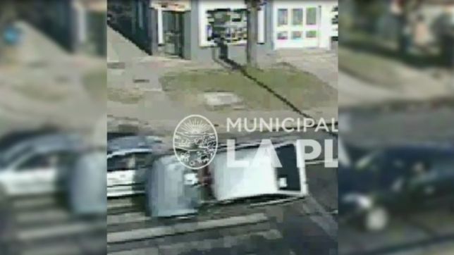 video: asi fue el tremendo choque y vuelco entre dos autos en la plata