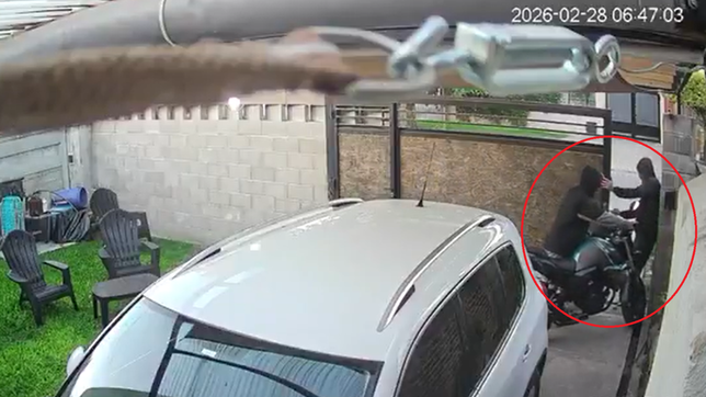una banda de delincuentes rompio el porton de una casa de la plata y robo una moto en segundos