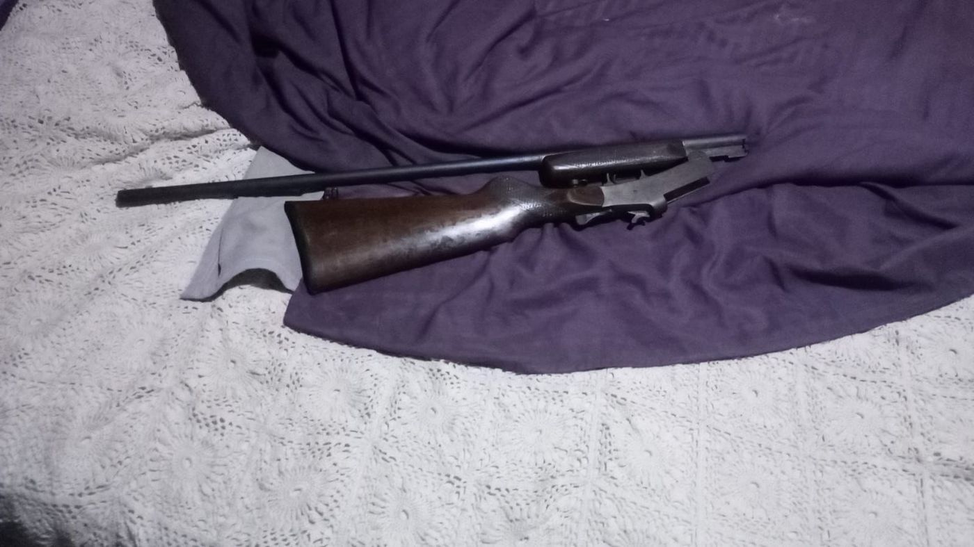 En la vivienda secuestraron un cuchillo tipo fac&oacute;n y una escopeta recortada cargada.