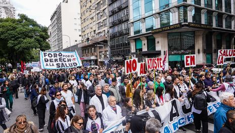 La Marcha Federal de la Salud copó Plaza de Mayo en rechazo a los recortes del Gobierno La Marcha Federal de la Salud copó Plaza de Mayo en rechazo a los recortes del Gobierno