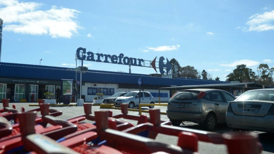 Una pareja fue a robar a un Carrefour de La Plata con su hijo de 3 años y terminó detenida