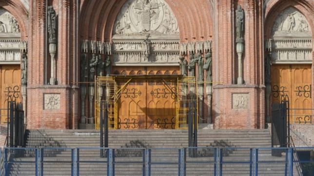 la catedral ya quedo completamente vallada a horas del encuentro feminista