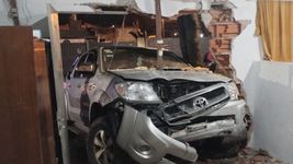 choque y milagro en la plata: se metio con la camioneta en una casa, se bajo y huyo choque y milagro en la plata: se metio con la camioneta en una casa, se bajo y huyo