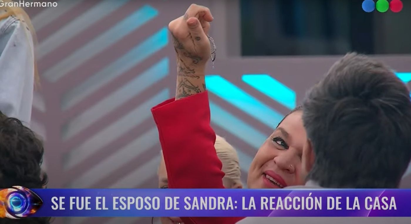 El obsequio que recibió Sandra Priore: una cadenita con el escudo de Gimnasia.