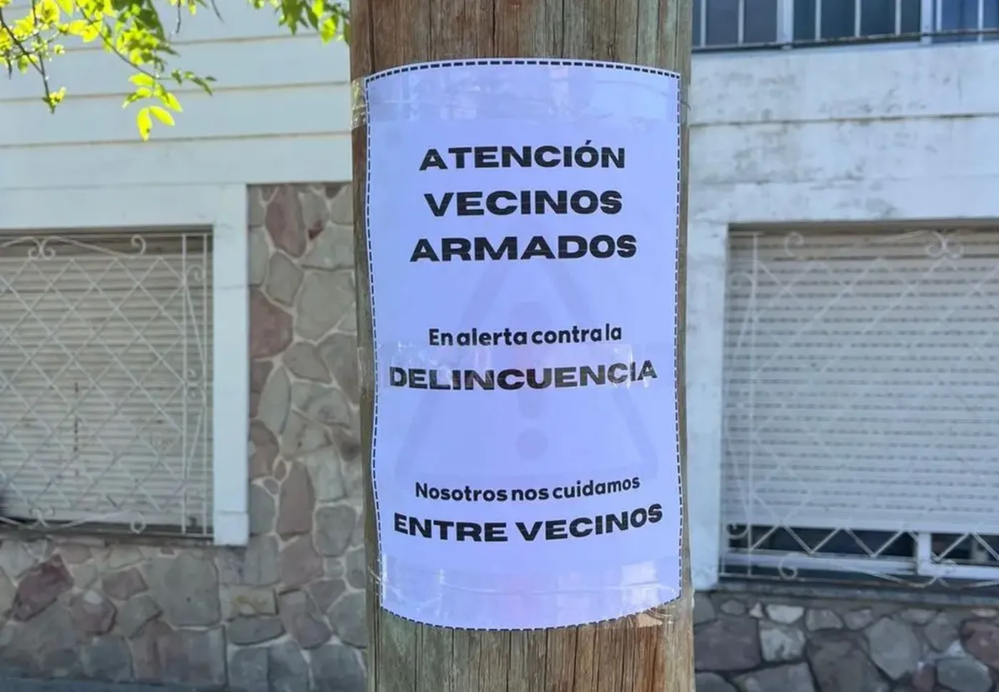 En la localidad de Los Hornos, los vecinos colocaron carteles con mensajes de alerta. En la localidad de Los Hornos, los vecinos colocaron carteles con mensajes de alerta.