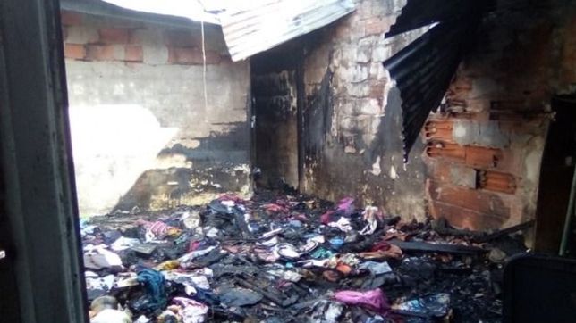 un voraz incendio arraso con toda una casa y dejo una familia en la calle