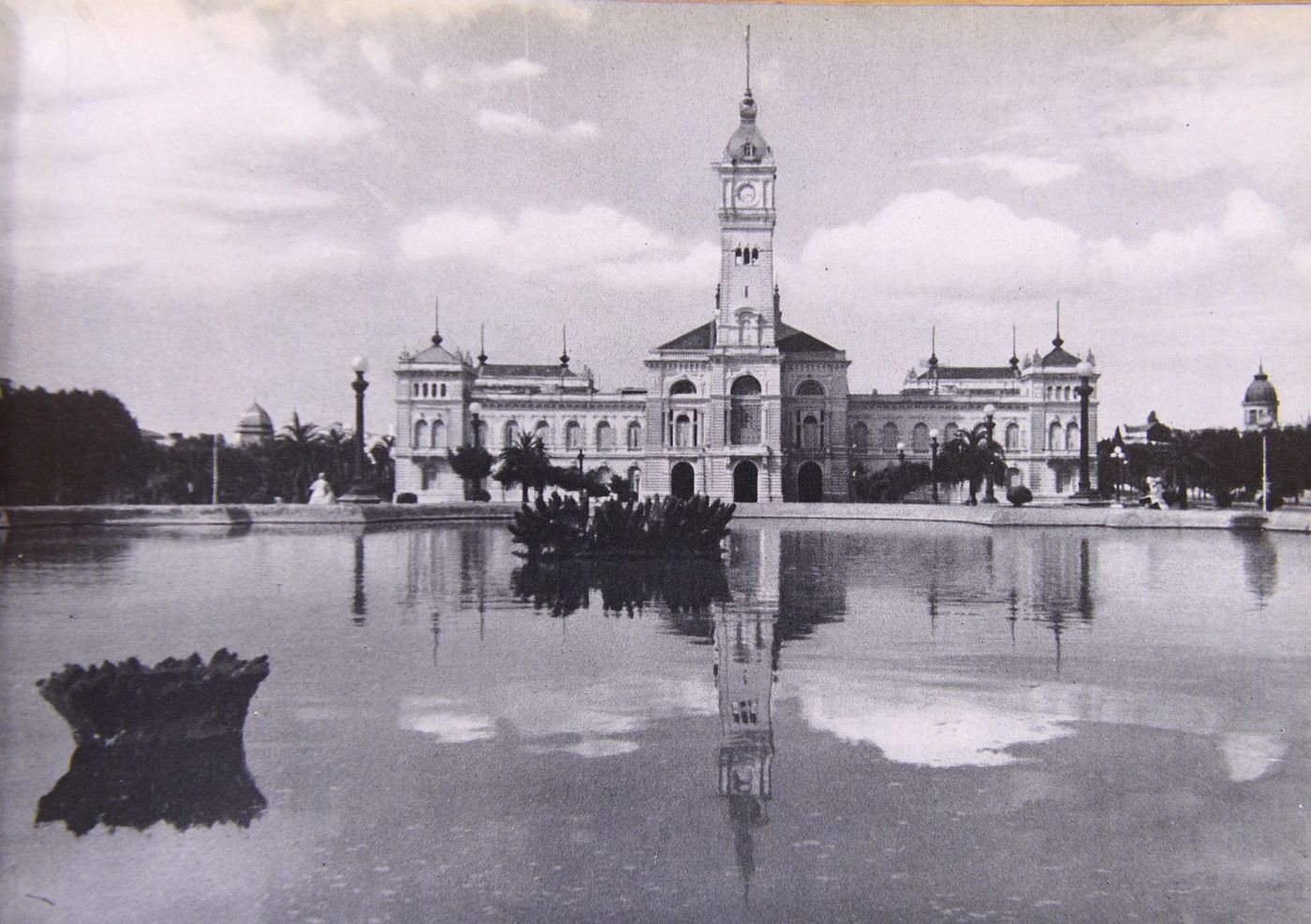 Una imagen de la Municipalidad —sin fecha precisa pero previo a 1943— desde la fuente que hoy ya no luce en el centro de Plaza Moreno