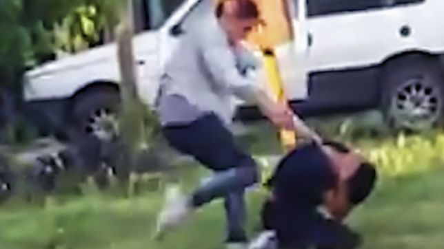 video: ataco a codazos a un chico arriba del micro, bajo y golpeo a otro