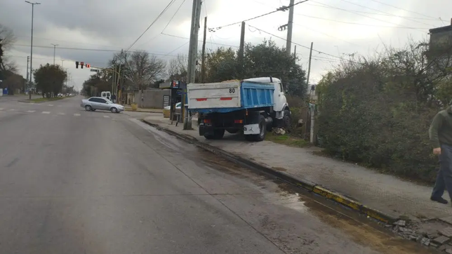 un camion choco una cabina de gas y genero una fuga en avenida 520