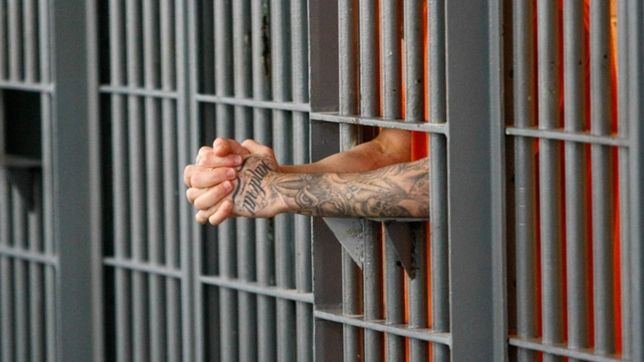 detuvieron en la plata a un agente penitenciario acusado de abusar a los presos