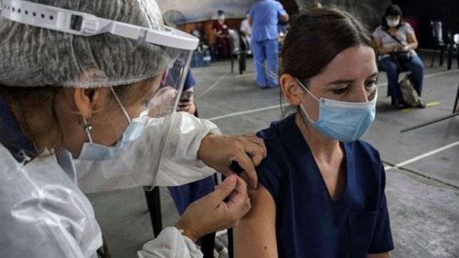 alertan por un falso mensaje de whatsapp que ofrece trabajo en vacunatorios