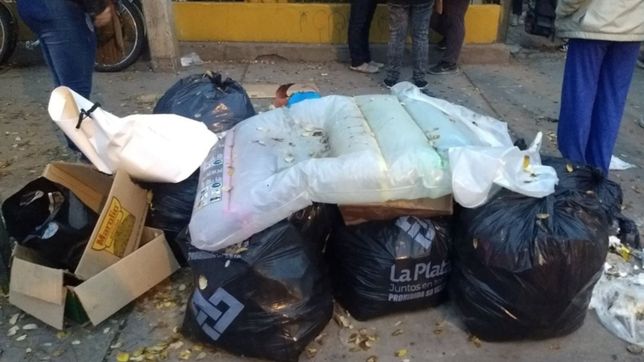 dejaron basura en la puerta de una escuela en city bell y un vecino exploto en las redes