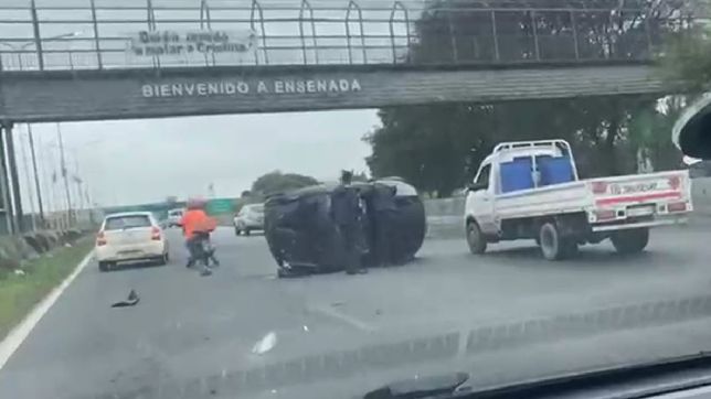 impactante accidente en la subida a la autopista: un conductor perdio el control de su auto y volco