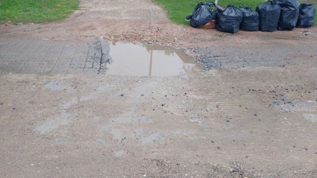 vecinos de los hornos explotaron por un bache que no arreglan hace un ano