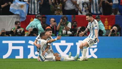 Los históricos no perdonan: así fueron los goles de Messi y Di María en Qatar
