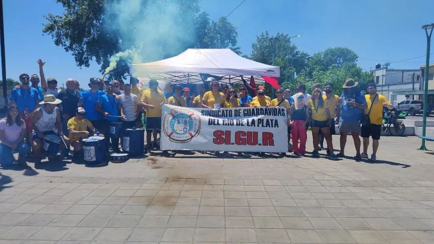 Los guardavidas de Berisso se manifestaron ante el despido de tres trabajadores hist&oacute;ricos del cuerpo