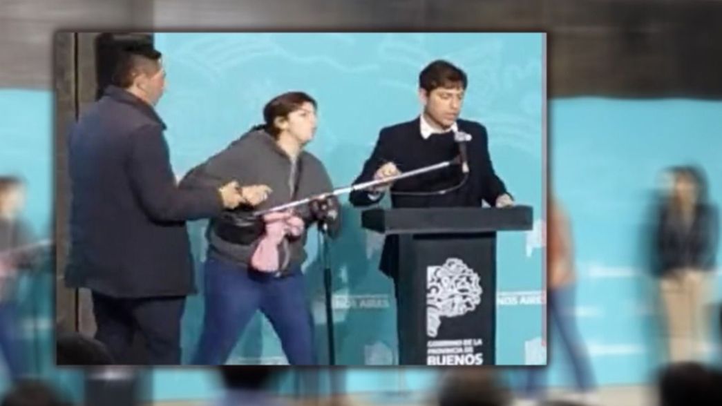VIDEOS: Tensión en un acto cuando una mujer subió al escenario para interrumpir a Kicillof