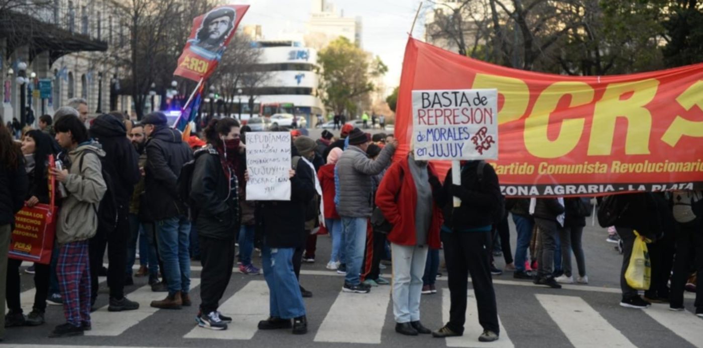 Manifestantes de izquierda cotaron 7 y 50 para solidarizarse con el pueblo jujeño