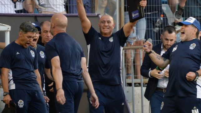 video: lagrimas y puteadas, el desahogo de maradona tras el primer triunfo de gimasia en el bosque