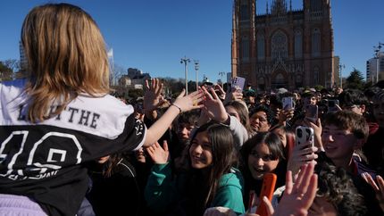 La competencia para farmear aura en La Plata reunió una multitud en Plaza Moreno