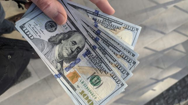 el dolar cayo a $1.460 en el nacion y las acciones argentinas se dispararon hasta un 50%