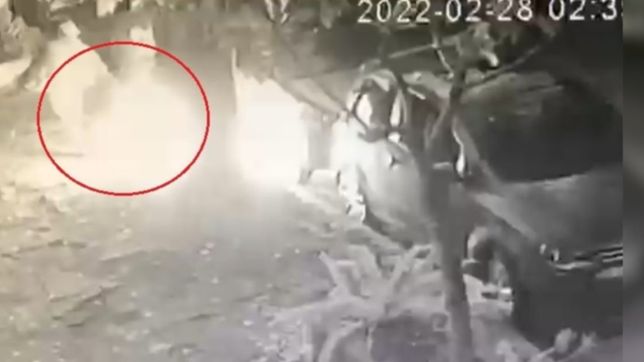 video: asi rociaron y prendieron fuego dos autos estacionados en la plata