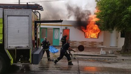 Se incendió una casa que compartían ocho personas y quedaron en la calle