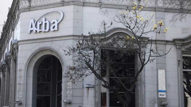 salto una reja, forzo una puerta y se metio a robar al edificio de arba en la plata