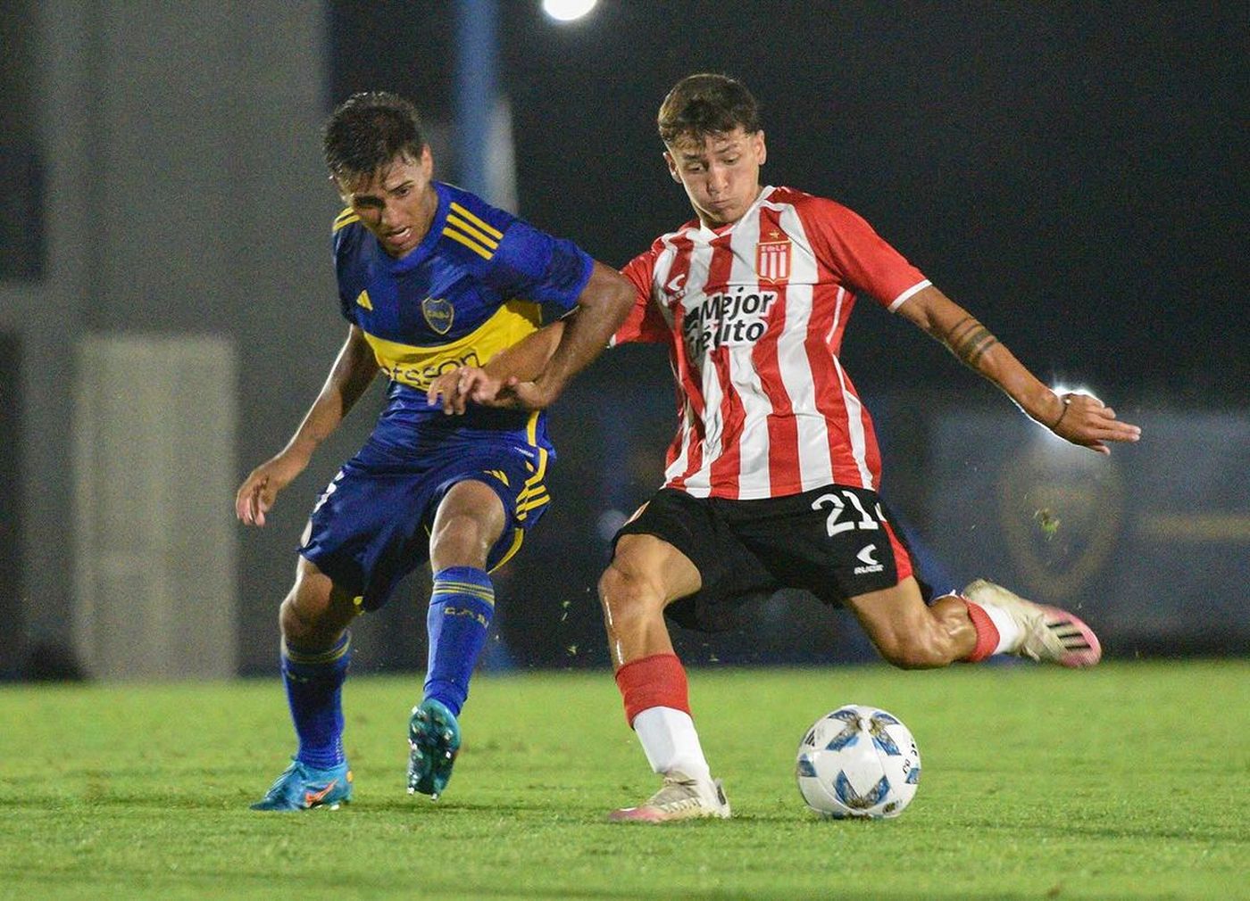 Franco Basualdo jugando ante Boca en la Copa Proyecci&oacute;n 2024
