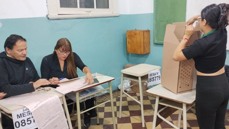 Perú elige presidente y en La Plata cientos se acercan a votar a las escuelas Perú elige presidente y en La Plata cientos se acercan a votar a las escuelas