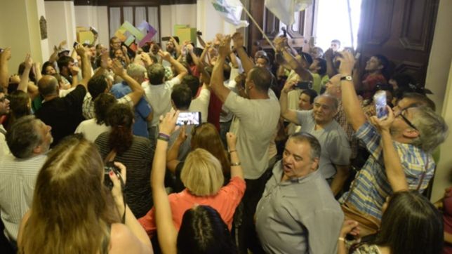 organizaciones sociales entraron a la municipalidad para reclamar junto a concejales