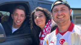 la asombrosa historia de dos hinchas del galatasaray que conocieron a muslera en city bell