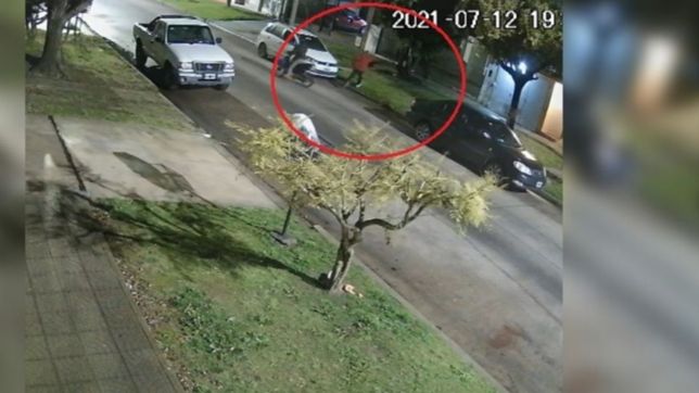 video: asi asaltaron dos motochorros a una madre y sus hijos en la plata
