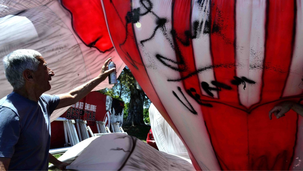 El día en que La Bruja firmó el león inflable gigante que quería entrar a la cancha