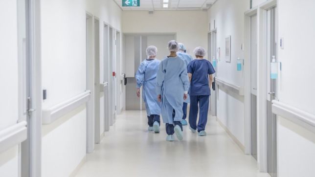 panico en una clinica de la plata: entro un ladron, le robo a los pacientes y huyo