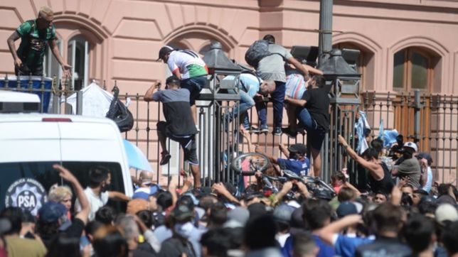 piden investigar si hubo una zona liberada para dejar entrar a barras en la casa rosada