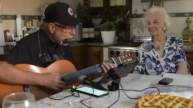 leon gieco visito en la plata a estela de carlotto y canto la memoria en la cocina de su casa