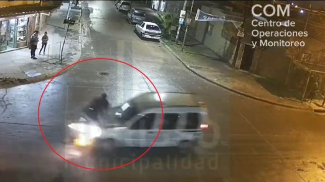 video: un motociclista y su acompanante volaron al ser chocados por una camioneta