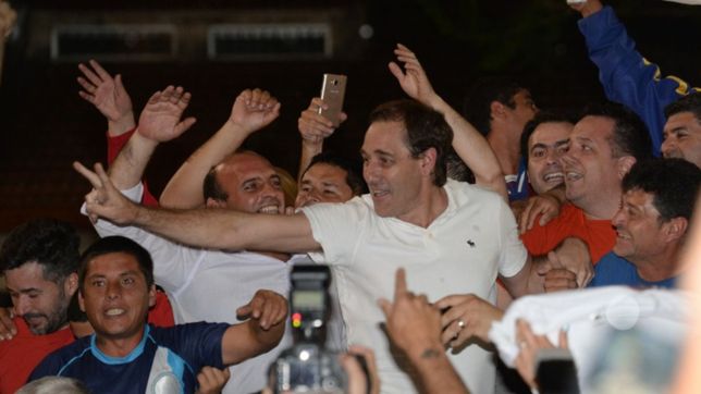 el efusivo festejo de julio garro con los militantes por su reeleccion