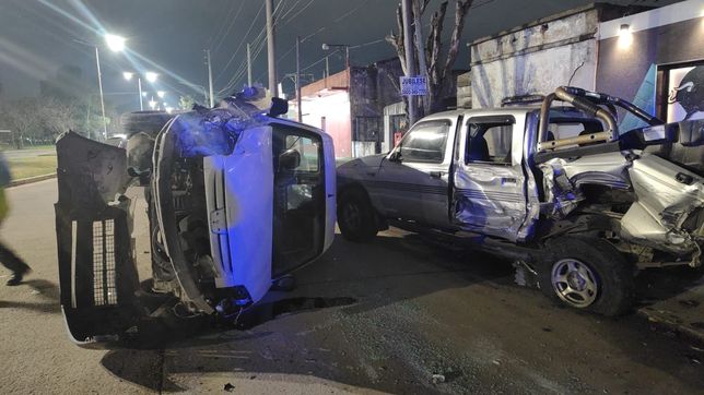 manejaba borracho, destrozo una camioneta estacionada, volco y su papa lo fue a buscar en moto y sin casco
