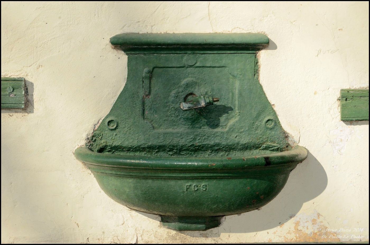 Una fuente encastrada en la pared, objeto histórico que se luce en la Estación Ferroviaria. 
