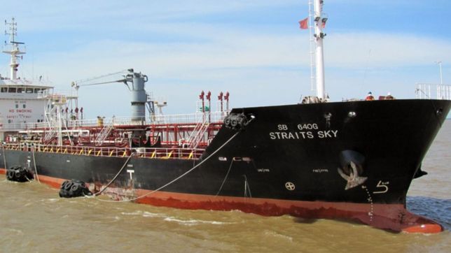 un barco de singapur se averio y derramo combustible en el rio de la plata
